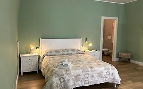 Roma Apartment & Room